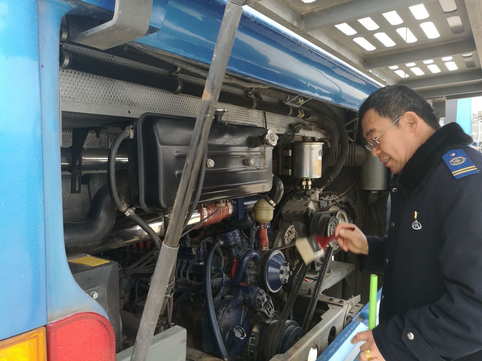 公交集團(tuán)公交事業(yè)一部開展機(jī)動(dòng)車輛衛(wèi)生清理活動(dòng)